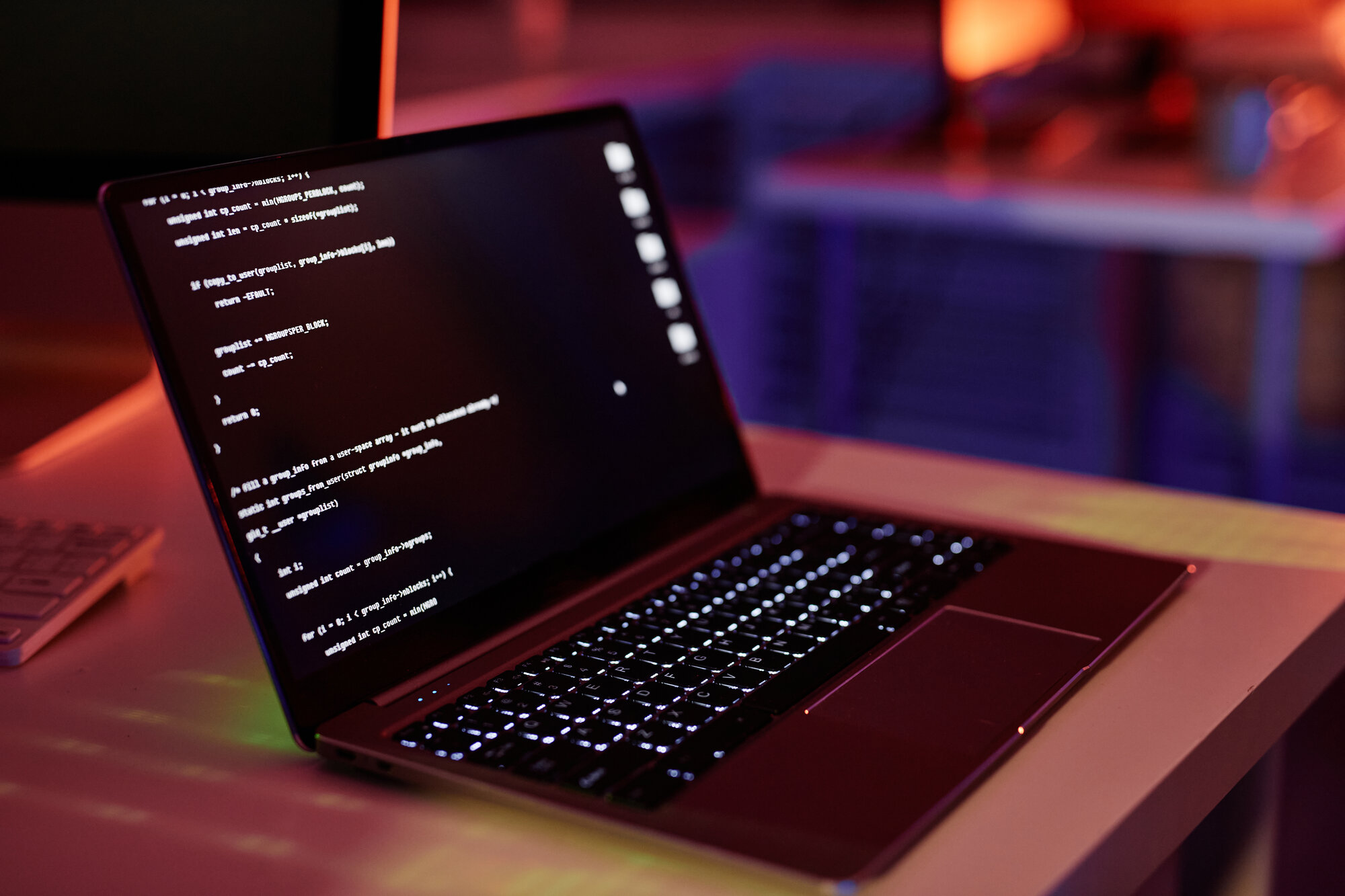 Honlapfejlesztés - kód egy laptop kijelzőjén